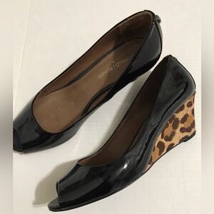 DONALD J PILNER PEEP TOE PATENT LEATHER W/LEOPARD PRINT ANIMAL HAIR WEDGE HEELS